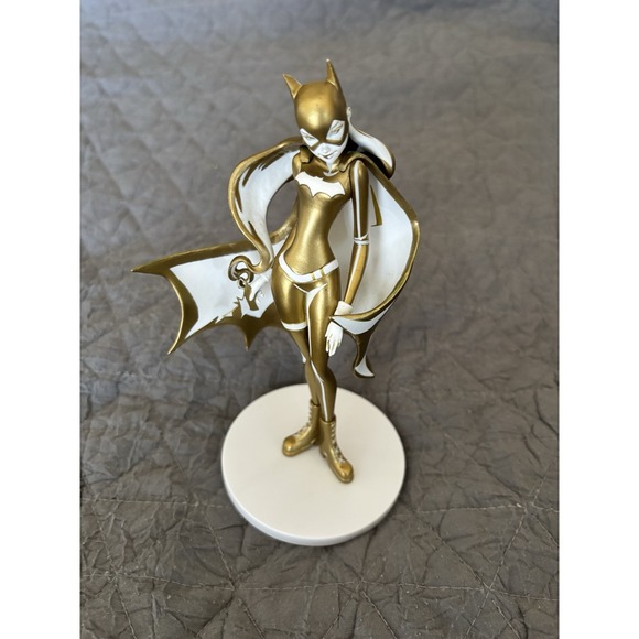 DC Collectibles Artists Alley Batgirl - Sho Murase White & Gold - #542/1000 - Picture 1 of 11